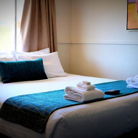 The Commercial Hotel Motel Чинчилла Экстерьер фото